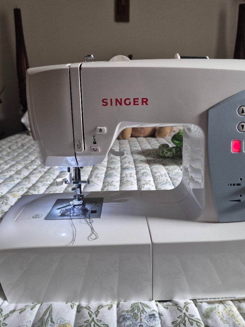 Singer sewing machine with original pedals